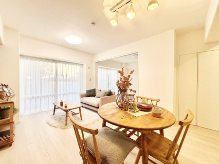 ���r���O�@���Ƒ��̓��₩�Șb�����ŕ�܂�閾�邢���r���O