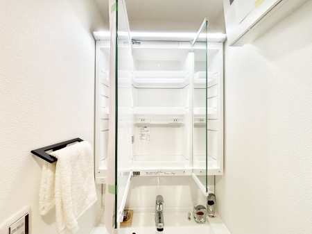 ���̑����ρ@�O�ʋ��̗��ɁA���ϕi��q���p�i�Ȃǂ����[�\�B���ʑ����������ƕۂ��܂��I