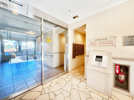 �G���g�����X�@�Z���҂◈�K�҂��C�����悭���o�}��