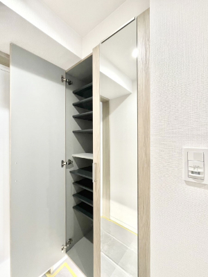 ���̑����ρ@�����Ղ���[�ł���V���[�Y�{�b�N�X�ŉƑ��S���̌C���A���ւ�������B  