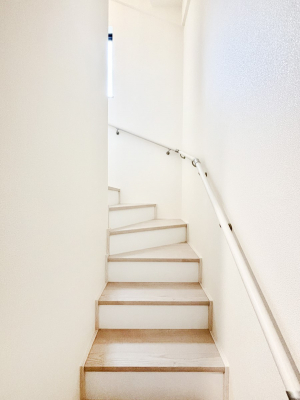 ���̑��@���Ƒ��Ԃ̃R�~���j�P�[�V�������[�܂郊�r���O�C���K�i���̗p