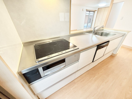 �L�b�`���@���r���O�ŗV�Ԃ��q�l�������Ȃ��炨�������ł���ΖʃL�b�`���B  