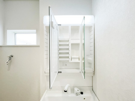 ���̑����ρ@�O�ʋ��̗��ɁA���ϕi��q���p�i�Ȃǂ����[�\�B���ʑ����������ƕۂ��܂��I