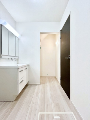 ���ʑ�E���ʏ��@���l���X�y�[�X�ɂ̓^�I����o�X���[�u�A�p�W���}�Ȃǂ����Ղ肵�܂��Đ��ʎ���X�b�L���I