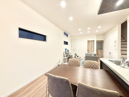 ���r���O�@�Z�ޕ��̌��������o�����A�C���e���A���l����̂��y���݂ȃ��r���O�ł��I 