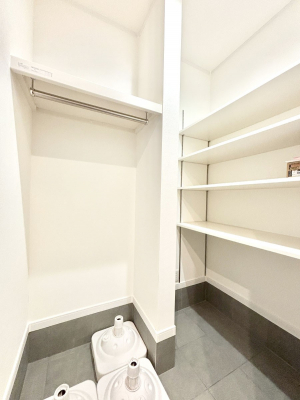 ���[�@�V���[�Y�C���N���[�N�t���I�J���x�r�[�J�[���u���܂��B 