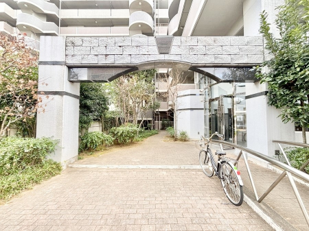 �G���g�����X�@�O�� �Y��ȃG���g�����X�́A���Z�҂�D�����}������Ă���܂�  