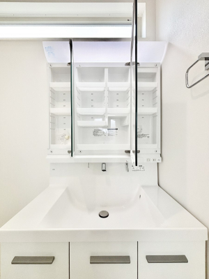 ���ʑ�E���ʏ��@�O�ʋ��̗��ɁA���ϕi��q���p�i�Ȃǂ����[�\�B���ʑ����������ƕۂ��܂��I  