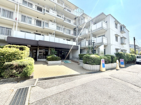 �G���g�����X�@�O�� �Y��ȃG���g�����X�́A���Z�҂�D�����}������Ă���܂�  