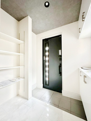 ���ց@�K���X�X���b�g�̓��������փh�A�������Ɍ���͂��Ă���܂��@