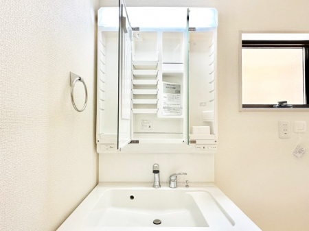 ���ʑ�E���ʏ��@�O�ʋ��̗��ɁA���ϕi��q���p�i�Ȃǂ����[�\�B���ʑ����������ƕۂ��܂��I  