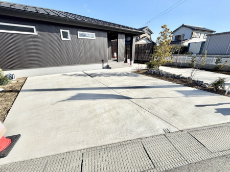 �@����3��\�I�}�Ȃ��q�l�̒��ԂɁB�܂��A���Ƒ��̎��]�ԃX�y�[�X�Ƃ��Ă��劈��B