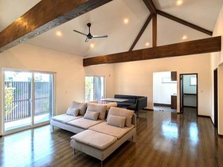 ���r���O�@�Ƒ��̘a�₩�ȉ�b���������Ă������B�J�����̂��郊�r���O�ł��B