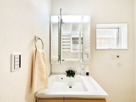 ���ʑ�E���ʏ��@�O�ʋ��̗��ɁA���ϕi��q���p�i�Ȃǂ����[�\�B���ʑ����������ƕۂ��܂��I  