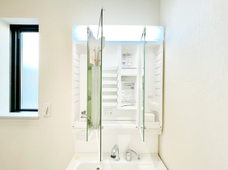 ���̑����ρ@�O�ʋ��̗��ɁA���ϕi��q���p�i�Ȃǂ����[�\�B���ʑ����������ƕۂ��܂��I