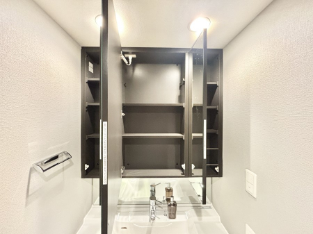 ���̑����ρ@�O�ʋ��̗��ɁA���ϕi��q���p�i�Ȃǂ����[�\�B���ʑ����������ƕۂ��܂��I