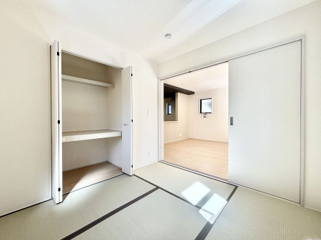 ���̑����ρ@���r���O�Ɨׂ荇���Ă���a���B�ق��ƈꑧ�ł���a�̋�Ԃ��Y�ꂸ�ɁB 