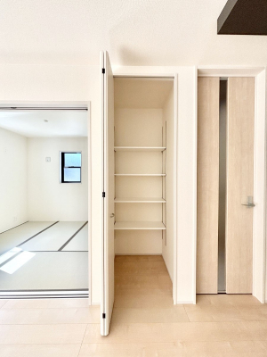 ���̑����ρ@���r���O���[�B�����Ɏ��[������ƕ����W�܂�LDK���X�b�L���Еt�������ł��ˁB  