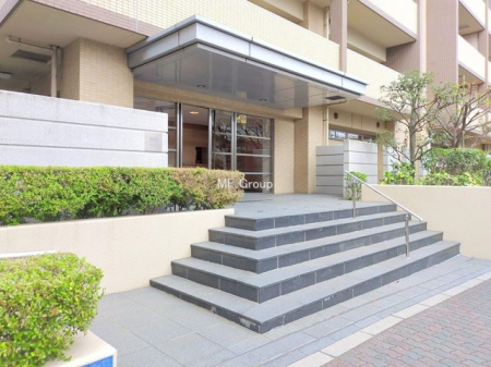 �G���g�����X�@�O�� �Y��ȃG���g�����X�́A���Z�҂�D�����}������Ă���܂�  