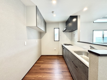 �L�b�`���@�u�₩�ȕ����ʂ蔲����L�b�`���B��������̂Ŗ��邭���C�ɂ��𗧂��܂��B