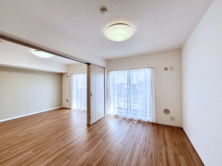 �q�������@���r���O�ɗאڂ����m���B�����˂��J������ƃ��r���O�ƌq����e���̋�Ԃɕϐg�I