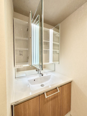 ���̑����ρ@�O�ʋ��̗��ɁA���ϕi��q���p�i�Ȃǂ����[�\�B���ʑ����������ƕۂ��܂��I