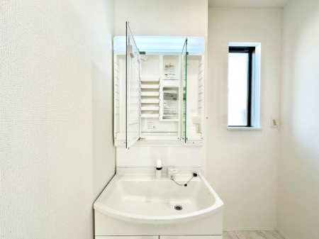 ���̑����ρ@�O�ʋ��̗��ɁA���ϕi��q���p�i�Ȃǂ����[�\�B���ʑ����������ƕۂ��܂��I