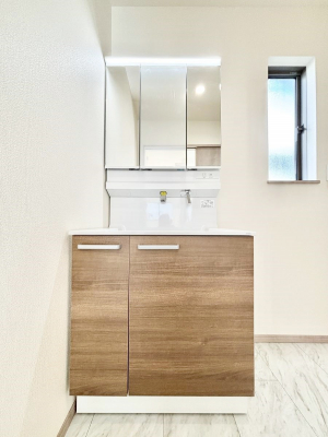 ���ʑ�E���ʏ��@�X�^�C�����O�ɕ֗��ȎO�ʋ��A�~���[�L���r�l�b�g�ōׂ������X�b�L��