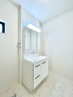 ���̑��@���ʏ��͂�Ƃ�̂���X�y�[�X�ŁA�g�x�x�������̃X�L���P�A���S�ɗ]�T�������Ăł������ł��B  