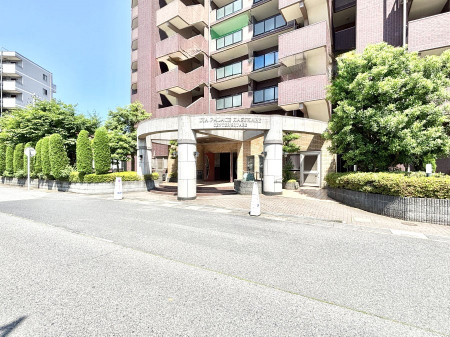 �G���g�����X�@�O�� �Y��ȃG���g�����X�́A���Z�҂�D�����}������Ă���܂�  