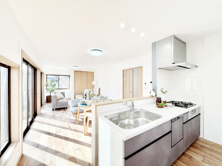 �L�b�`���@���Ƒ��̉�b�e�ޑΖʃL�b�`���B���������̃p�p�}�}�����Ƒ��Ɖ߂������Ԃ����������I