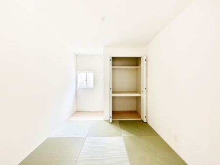 ���̑����ρ@���r���O�Ɨׂ荇���Ă���a���B�ق��ƈꑧ�ł���a�̋�Ԃ��Y�ꂸ�ɁB 