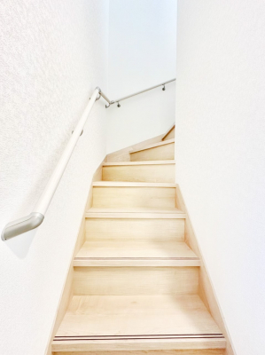 ���̑��@�����Ȃ��q���܂₲�N�z�̕��Ɋ������z���I�K�i�ɂ͎萠�t���ł��B