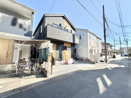 ���r���O�@�Ƒ��̘a�₩�ȉ�b���������Ă������B�J�����̂��郊�r���O�ł��B���Ƌ��CG�ł�  