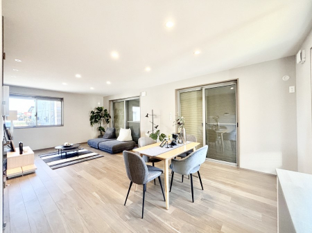 ���r���O�@�������������͋C�̂k�c�j�͉Ƒ��݂�Ȃ̉��K��ԁB