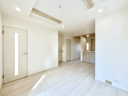 ���r���O�@�܏�V��͗��̓I�ȉ��s��������̂ŁA�V�䂪�L�������ĊJ���I�ȋ�Ԃ����o�ł��܂��B  