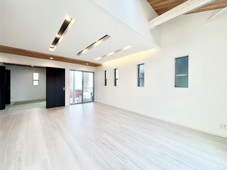 ���̑����ρ@�Ƒ��̏Ί炪���R�Ɛ��܂�Ă���A����ȕ��͋C�̃_�C�j���O�Ɏd�オ���Ă��܂��B