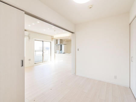 �q�������@���r���O�ɗאڂ����m���B�����˂��J������ƃ��r���O�ƌq����e���̋�Ԃɕϐg�I