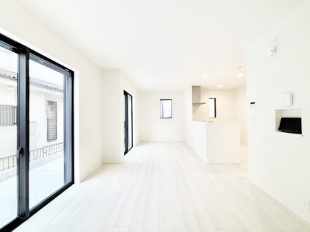 ���r���O�@���R������荞�܂�A�Ƒ��c���̏ꏊ�𖾂邭���o