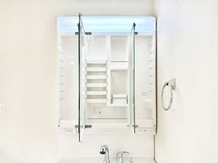 ���̑����ρ@�O�ʋ��̗��ɁA���ϕi��q���p�i�Ȃǂ����[�\�B���ʑ����������ƕۂ��܂��I