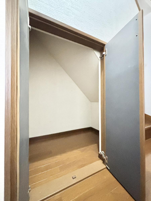 ���̑����ρ@���p�i�̃X�g�b�N�␅�Ȃǂ̔��~�Ɏg����K�i�����[�B