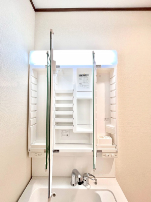 ���̑����ρ@�O�ʋ��̗��ɁA���ϕi��q���p�i�Ȃǂ����[�\�B���ʑ����������ƕۂ��܂��I