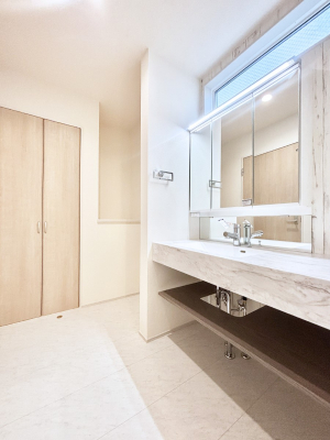 ���̑��@�_�炩�Ȓ��̌����������鑋�����������h���[�X�y�[�X