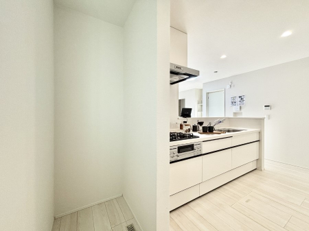 ���[�@�H�i����p�i�̃X�g�b�N���X�b�L�����[�ł���p���g���[�t���ł��B