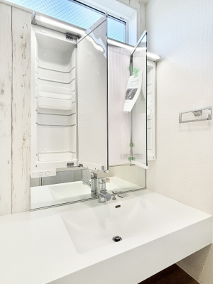 ���ʑ�E���ʏ��@�O�ʋ��̗��ɁA���ϕi��q���p�i�Ȃǂ����[�\�B���ʑ����������ƕۂ��܂��I  