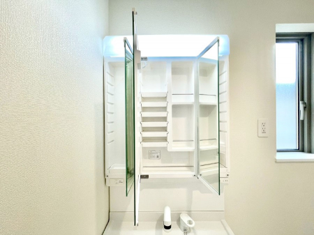 ���̑����ρ@�O�ʋ��̗��ɁA���ϕi��q���p�i�Ȃǂ����[�\�B���ʑ����������ƕۂ��܂��I