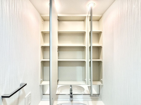 ���̑����ρ@�O�ʋ��̗��ɁA���ϕi��q���p�i�Ȃǂ����[�\�B���ʑ����������ƕۂ��܂��I