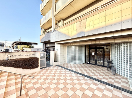 �G���g�����X�@�O�� �Y��ȃG���g�����X�́A���Z�҂�D�����}������Ă���܂�  