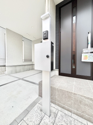 ���̑��@�\�D�E�C���^�[�z���E�|�X�g���ЂƂɏW��B�G���g�����X�ɂȂ��ރV���v���f�U�C���B