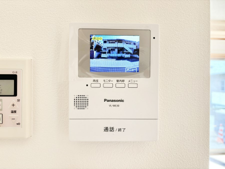 ���̑����ρ@���q���܂̂�����Ԃɂ����S�I���q����ڂŕ�����TV���j�^�[�t���C���^�[�z��